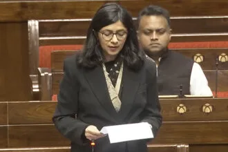 स्वाति मालीवाल राज्यसभा में दिल्ली प्रदूषण पर बोलती हुई